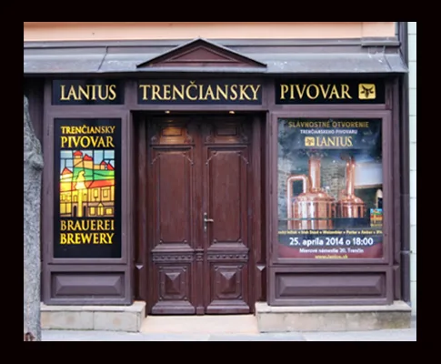 Vstupné dvere domu na Mierovom námestí 20